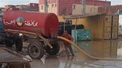 الدفع بمعدات الصرف الصحي لسحب تجمعات المياه وتسهيل الحركة المرورية بكفر الدوار 