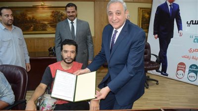  بالصور.. محافظ الغربية يسلم عقود عمل لذوي الهمم وماكينات خياطة لفتيات أولى بالرعاية