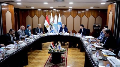 وزير قطاع الأعمال يتابع تنفيذ خطط العمل وموقف مشروعات شركات التطوير العقاري