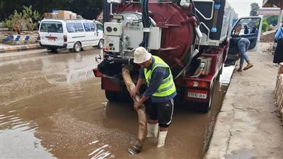 محافظ الجيزة يتابع جهود إزالة آثار الأمطار من الشوارع 