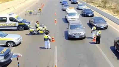 تحرير 1386 مخالفة عدم تركيب الملصق الإلكتروني ورفع 52 سيارة متهالكة خلال الـ 24 ساعة