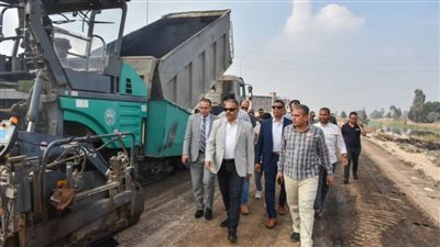 محافظ الشرقية يتفقد أعمال الرصف والتوسعة والازدواج الجارية بطريق طحلة بردين/ بني هلال