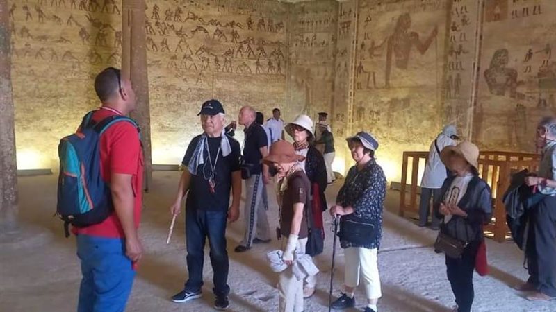 وفود سياحية متعددة