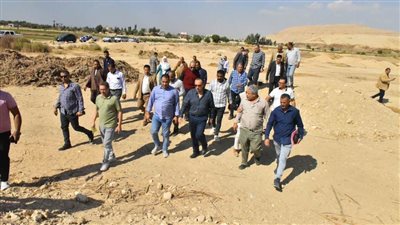 محافظ أسيوط يتفقد أراضي للاستصلاح الزراعي بقرية النواورة بمساحة 79 فدانًا للوقوف على تطويرها 