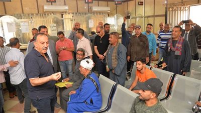 محافظ أسيوط يتفقد سير العمل بالمركز التكنولوجي لخدمة المواطنين بمركز القوصية