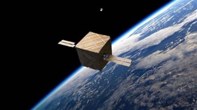 أول قمر صناعي خشبي في العالم توجه إلى الفضاء على متن صاروخ 