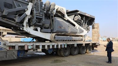  وصول أول كسارة لإعادة تدوير مخلفات الهدم لموقع العمل بأرض المطار 