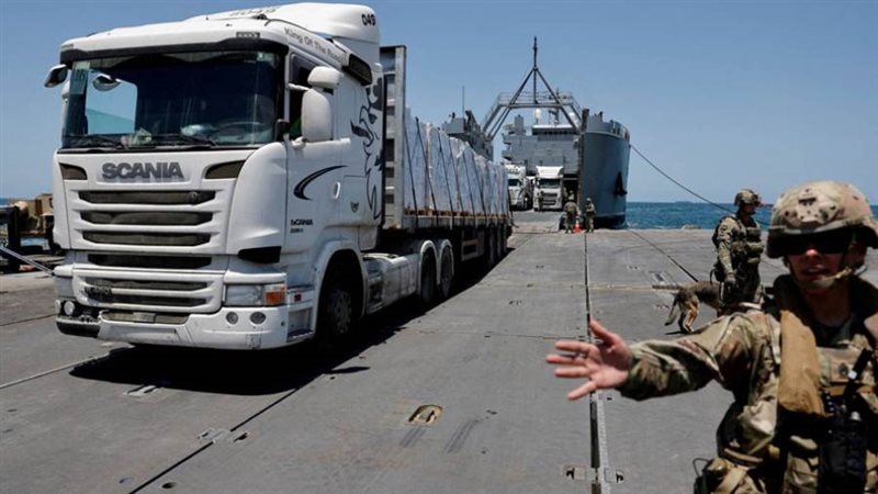 جندي أمريكي فوق الرصيف