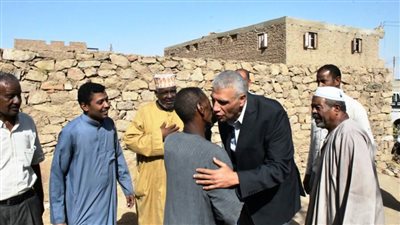   محافظ أسوان يلتقي أهالي قرية فارس على مقهى شعبي للاستمتاع لمطالبهم