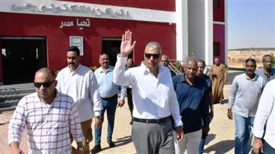 محافظ أسوان يتفقد مشروعات حياة كريمة في قرية فارس