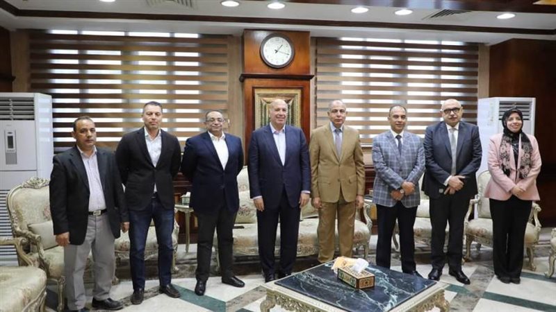 محافظ المنيا يستقبل