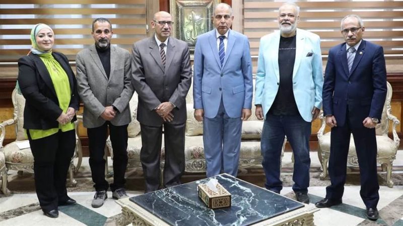 محافظ المنيا خلال