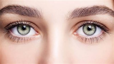 جمال العيون يبدأ من منزلك.. روتين طبيعي وماسكات بسيطة لبشرة مشدودة ومشرقة