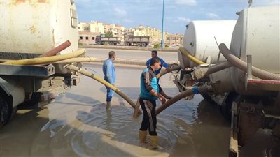 مطروح تواصل جهود فرق الطوارئ برفع تجمعات مياه الأمطار بالطريق الدولي