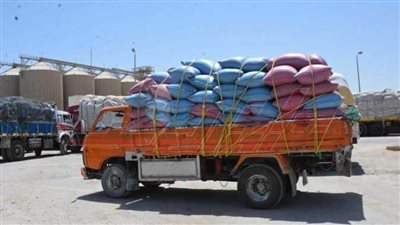 انقلاب سيارة نقل محمله بـ 125 طن فوسفات بصحراوي بني مزار شمال المنيا 