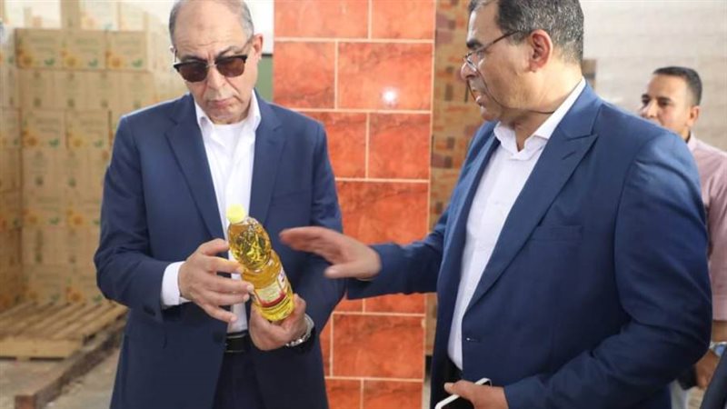 محافظ المنيا خلال