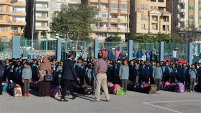 محافظ الإسماعيلية يكرم مدير مدرسة دوحة الزمان: نموذج يجب أن يعمم