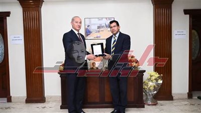 وزير الشباب والرياضة يكرم الدكتور عزت محروس