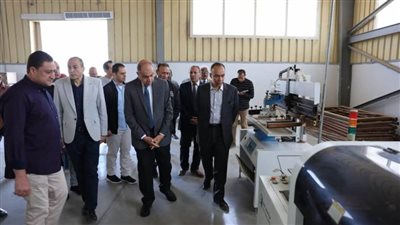 محافظ المنيا يتفقد مدرسة المنيا الثانوية الفنية للتعليم والتدريب المزدوج ويشيد بابتكارات الطلاب ويكرم المتميزين