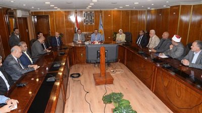 محافظ أسيوط يؤكد تقديمه الدعم وتذليل العقبات أمام تنفيذ خطة هيئة محو الأمية وتعليم الكبار 