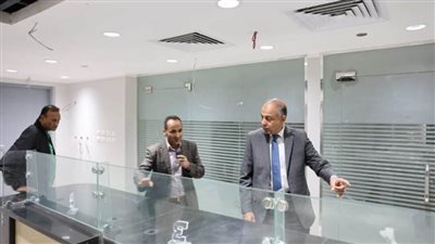 محافظ المنيا يتفقد تطوير مكتب بريد المنيا