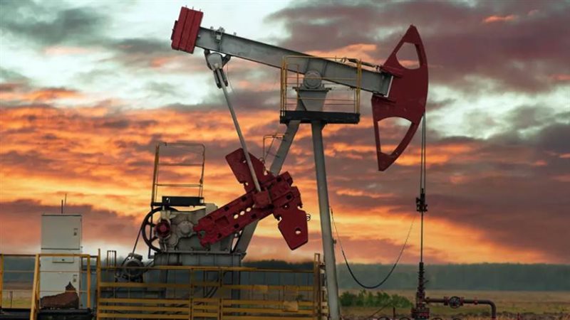 مضخة تعمل بحقل للنفط