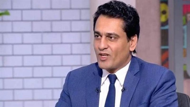 الكاتب الصحفي أيمن