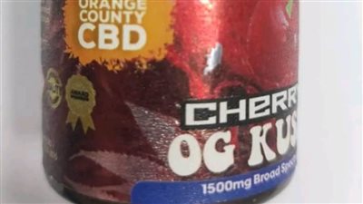 جمارك مطار الغردقة الدولي تضبط محاولة تهريب كمية من المواد المخدرة وسلاح أبيض.. صور