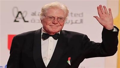 حسين فهمي بعلم فلسطين على السجادة الحمراء لمهرجان القاهرة السينمائي