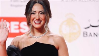 هند عبدالحليم في أول ظهور بعد مرضها على السجادة الحمراء لمهرجان القاهرة السينمائي