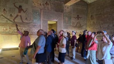 إقبال كبير على زيارة المناطق الأثرية والسياحية بالمنيا.. صور