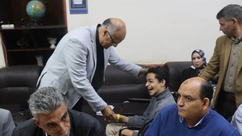 المحافظ يلتقى بمواطن