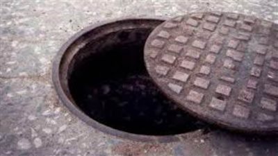 ضبط 6 أشخاص لقيامهم بسرقة أغطية بالوعات الصرف الصحي بالقاهرة