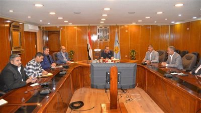 محافظ أسيوط يعقد اجتماعا للتوسع في فتح منافذ بيع اللحوم البلدية وبيض المائدة بأسعار مخفضة