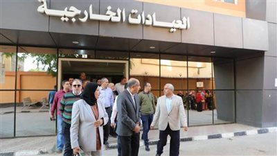 محافظ المنيا في زيارة مفاجئة لمستشفى ديرمواس ويستمع لشكاوى المرضى وملاحظاتهم  