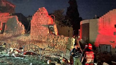 إصابة مبنى.. رشقة صاروخية قوية من لبنان على حيفا