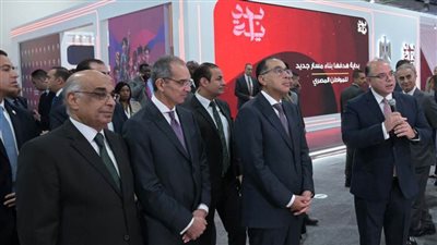 رئيس الوزراء يتفقد أجنحة البنك المركزي و