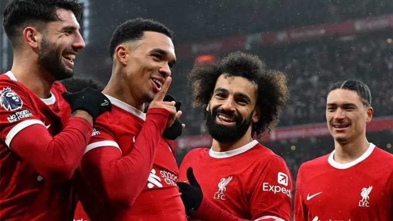 أرنول مع لاعبي ليفربول