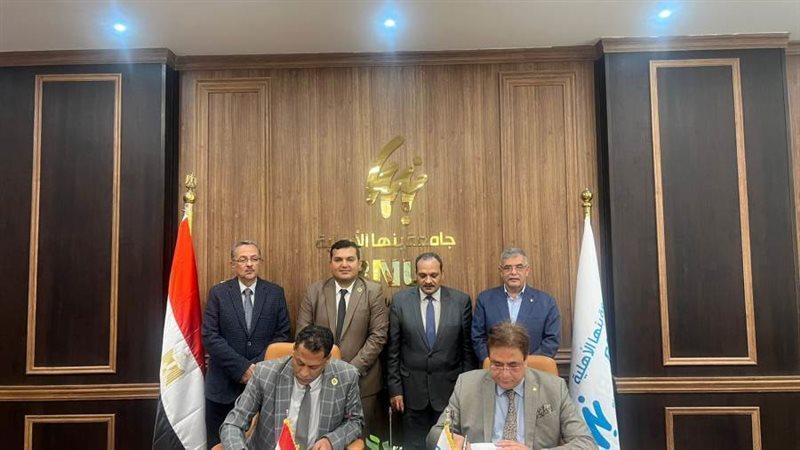 جانب من توقيع البرتوكول