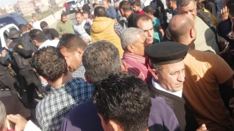 تجمع الأهالي بالطريق