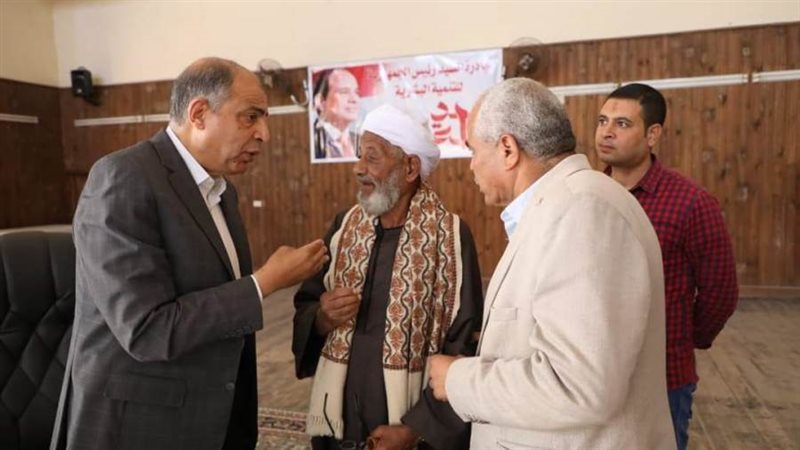 محافظ المنيا يستمع