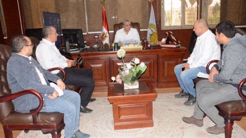 جانب من اجتماع محافظ