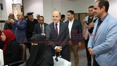 عبدالمعطي يتفقد المركز التكنولوجي لخدمة المواطنين بعاصمة كفر الشيخ 