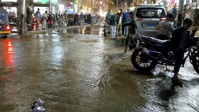 تسبب في غرق الشوارع.. انفجار خط مياه بمدينة أسيوط 