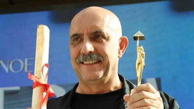 صور.. مهرجان القاهرة السينمائي يقدم جائزة الإنجاز الإبداعي للمخرج الأرجنتيني جاسبر نوي 