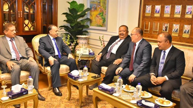 محافظ أسيوط يستقبل