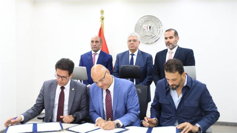 جانب من توقيع البروتوكول