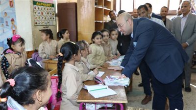 محافظ بني سويف يتابع تطبيق الفراغات المستحدثة في تخفيض كثافة الفصول 