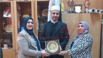 عميد التربية النوعية بجامعة كفر الشيخ تُكرّم صفوت عمارة بدرع الكلية