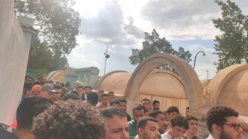 جانب من تشييع الجثمان